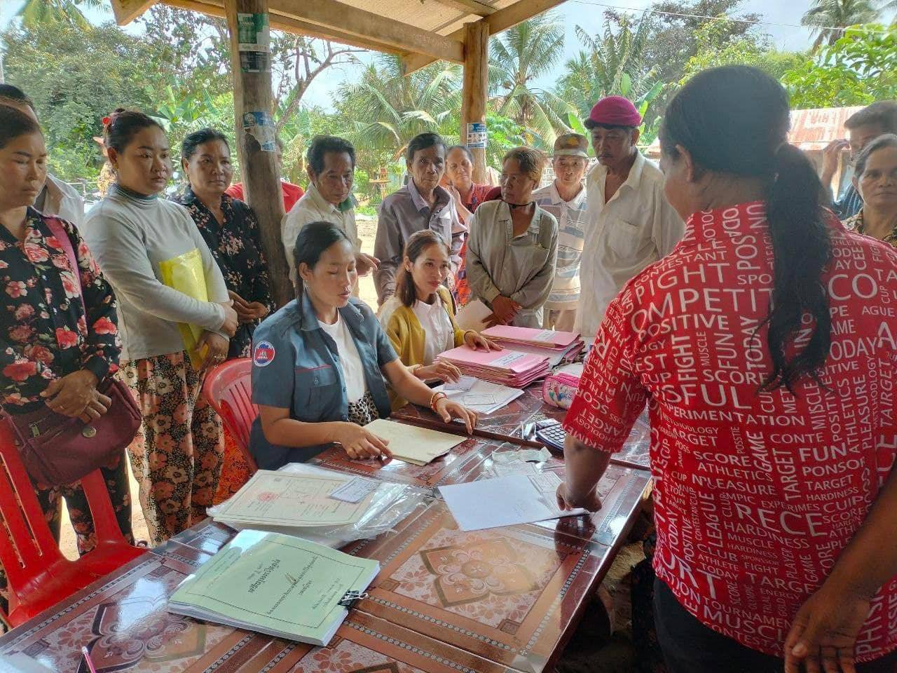មន្ទីររៀបចំដែនដី នគរូបនីយកម្ម សំណង់ និងសុរិយោដី ខេត្តពោធិ៍សាត់​ បន្តចែកវិញ្ញាបនបត្រសម្គាល់ម្ចាស់អចលនវត្ថុ ជូនបងប្អូនប្រជាពលរដ្ឋនៅភូមិផ្សារអណ្តែត និងភូមិបត់គគីថ្មី ឃុំអូរតាប៉ោង ស្រុកបាកាន ខេត្តពោធិ៍សាត់ សរុបចំនួន ១ ៧៨៥បណ្ណ ————————-